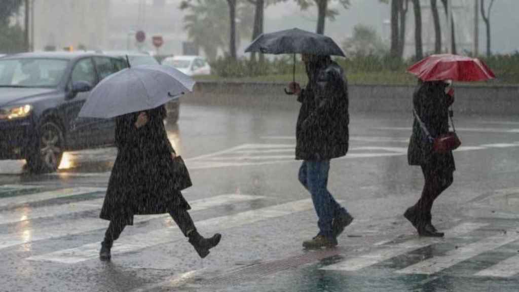 Varias personas se cubren de la lluvia con paraguas en una imagen de archivo