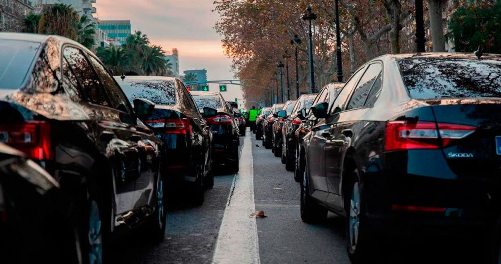 Una protesta de vehículos VTC, los que utilizan Cabify, Uber y Bolt, en Barcelona / EFE