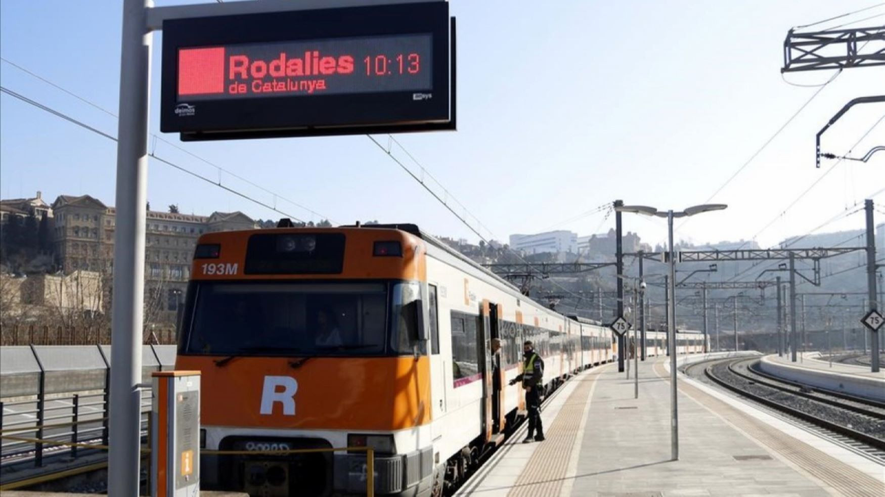 Un convoy de Rodalies en una estación de tren