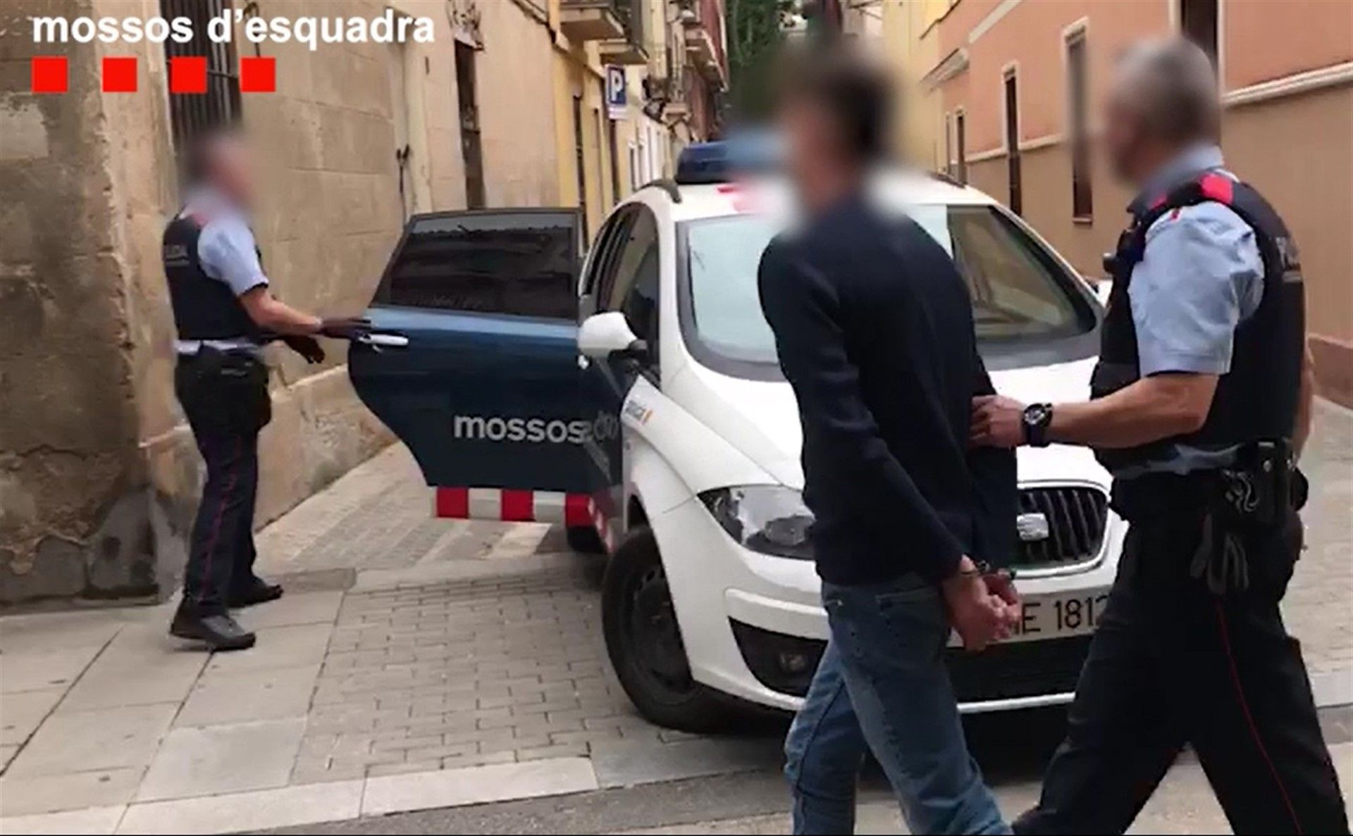 Una imagen de archivo de una unidad de los Mossos deteniendo a un presunto ladrón de relojes de lujo en la calle / MOSSOS