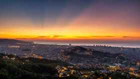 Rayos crepusculares desde el Observatori Fabra de Barcelona / ALFONS PUERTAS - @Alfons_pc