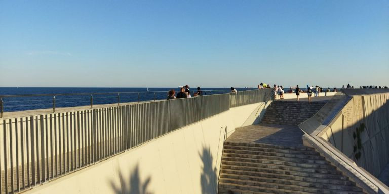 Escaleras de acceso al mirador / METRÓPOLI - JS