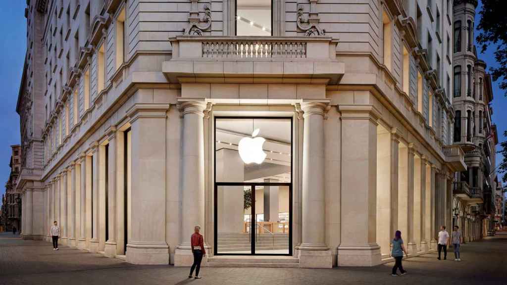 Interior de la tienda Apple de Barcelona, situada en paseo de Gràcia / APPLE