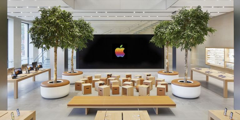 Interior de la tienda Apple de Barcelona, situada en paseo de Gràcia