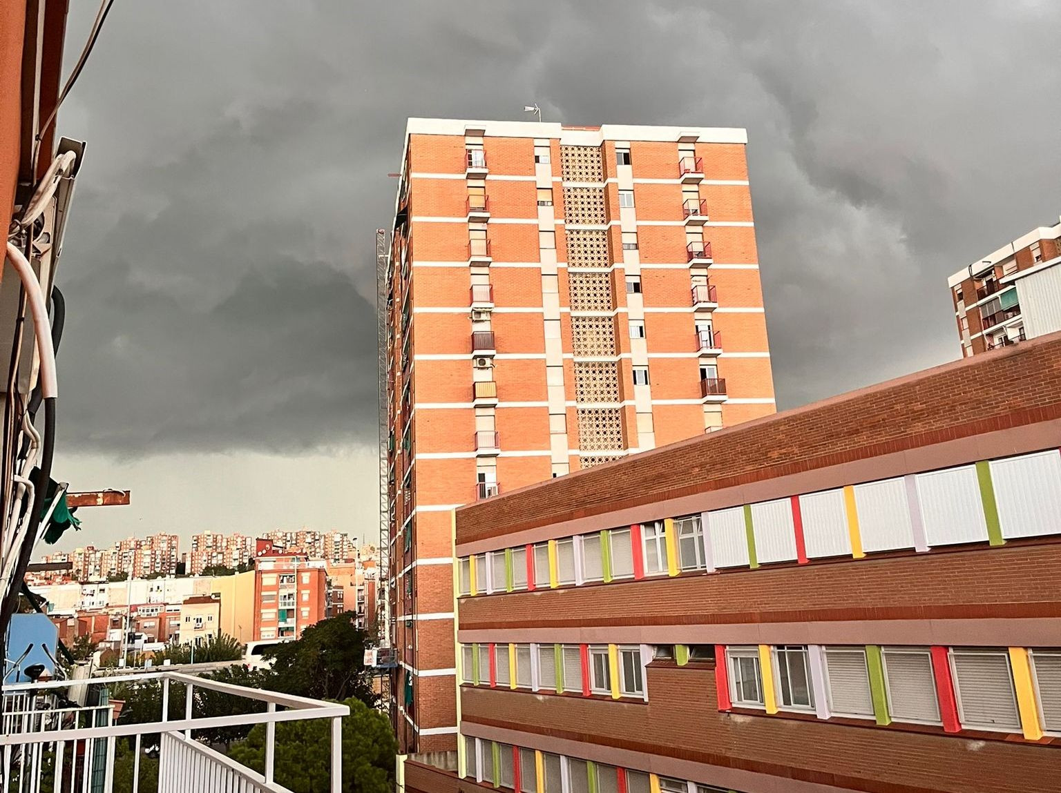 Imagen de la tormenta antes de la tromba de agua desde un edificio de viviendas del barrio de Sant Roc de Badalona / METRÓPOLI