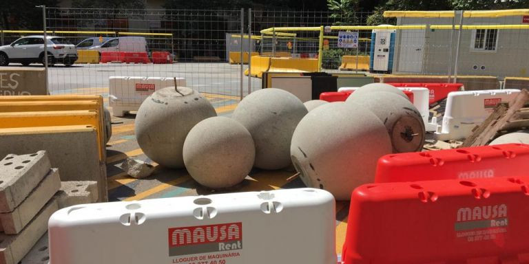 Bolas de hormigón desmontadas, en el Eixample de Barcelona / METRÓPOLI - RUBÉN PACHECO