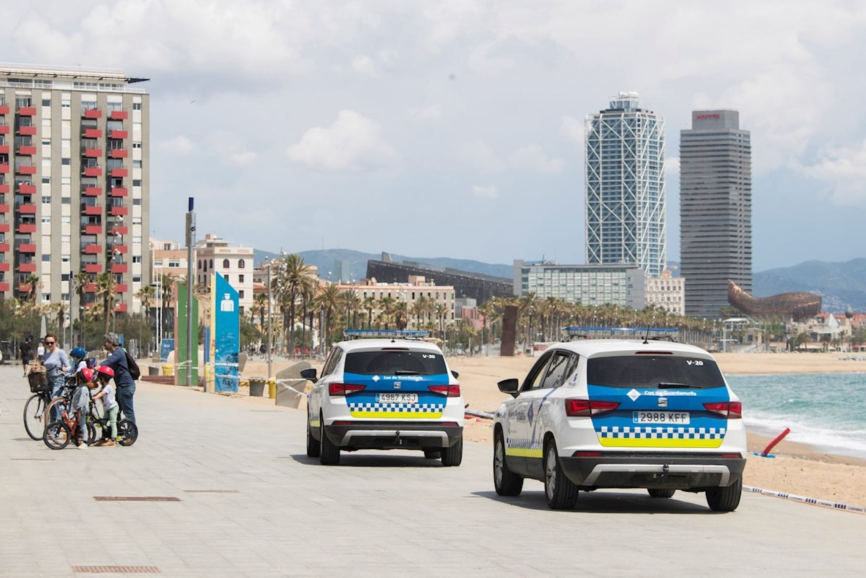 Aspecto del paseo marítimo de la Barceloneta con patrullas de la Guardia Urbana / EFE