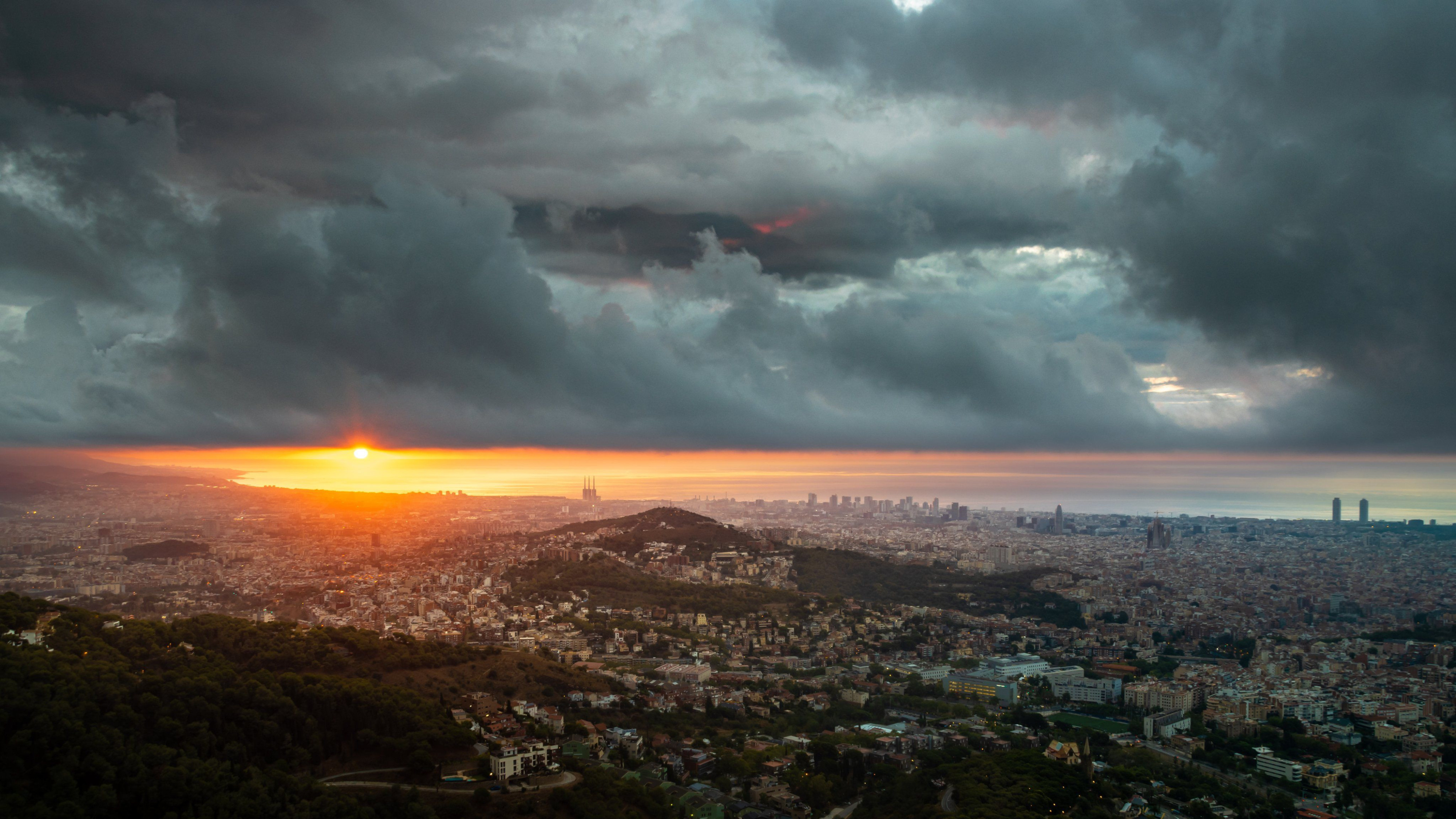 Salida del sol desde lo más alto de Barcelona con un cielo con gran nubosidad / ALFONS PUERTAS - @Alfons_pc