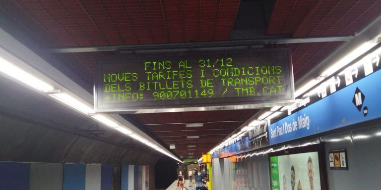 Un anuncio en el metro de Barcelona sobre los nuevos precios del transporte público / METRÓPOLI - JORDI SUBIRANA