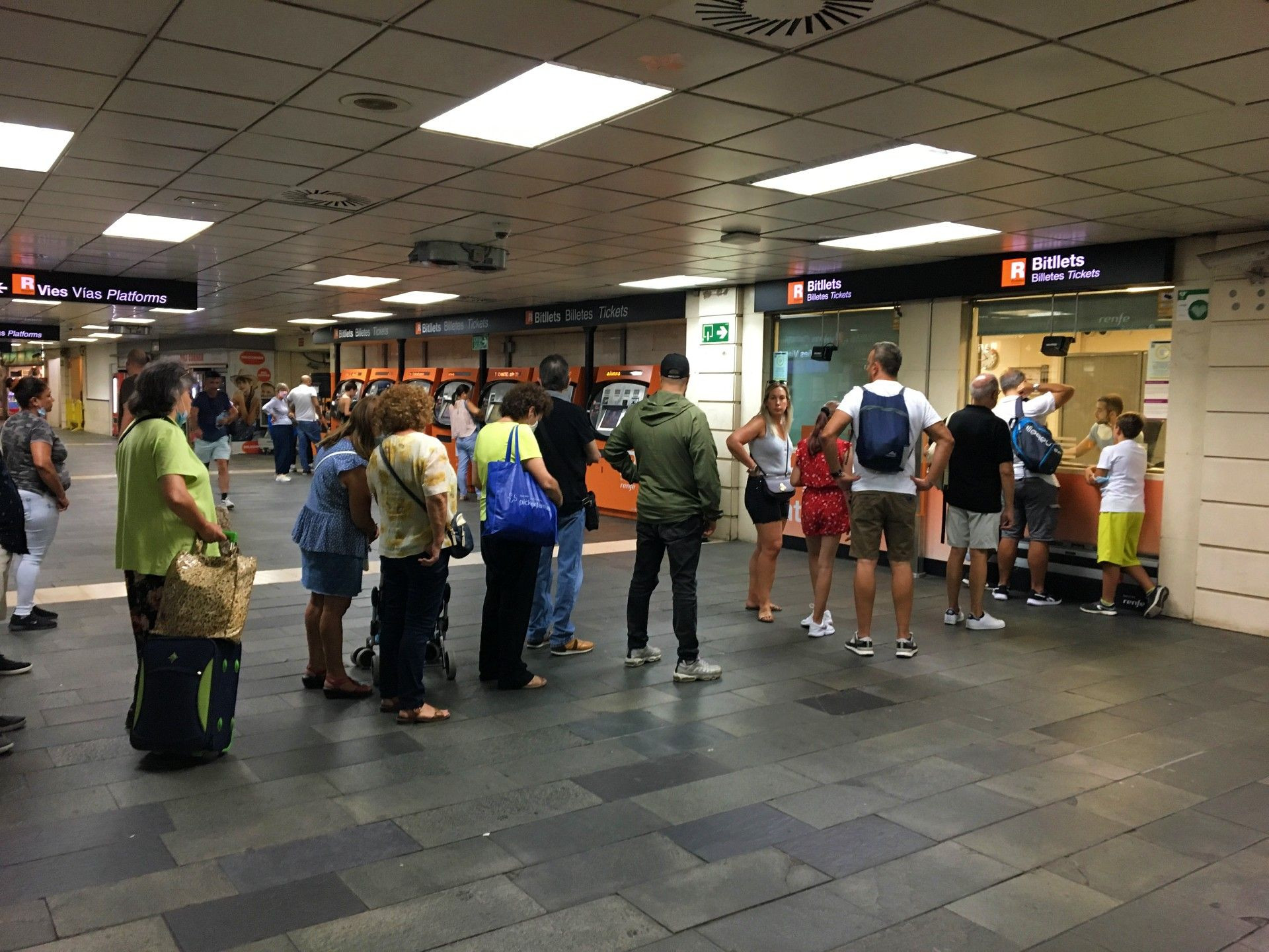 Cola en el punto de información de Rodalies de plaza Catalunya en el primer día con rebaja de transporte público / METRÓPOLI - RP