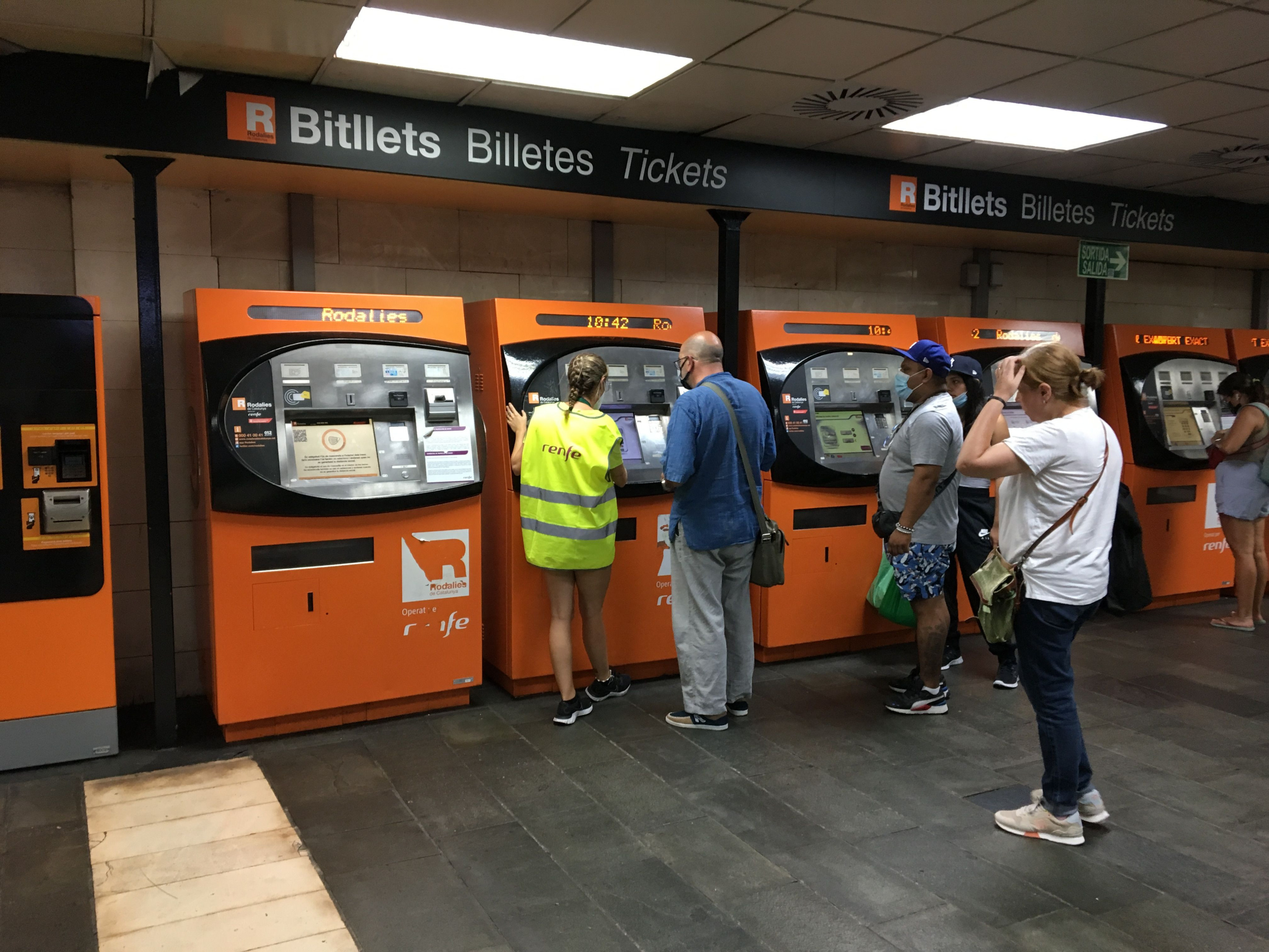 Usuarios de Rodalies esperan para obtener su billete recurrente / METRÓPOLI - RP