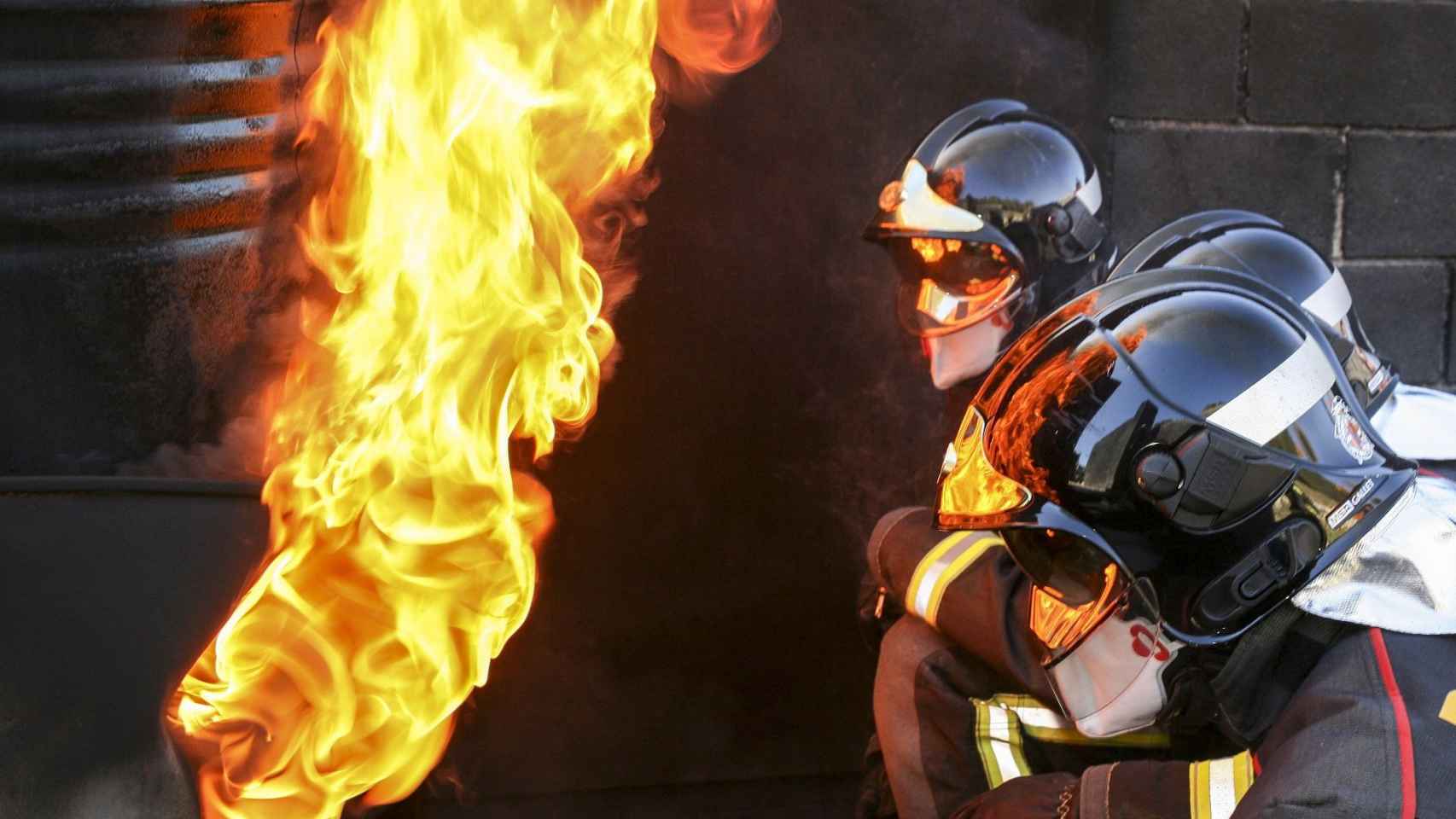 Una imagen de los bomberos de Barcelona durante un incendio / TWITTER BOMBERS DE BARCELONA -ALBERT GONZÁLEZ