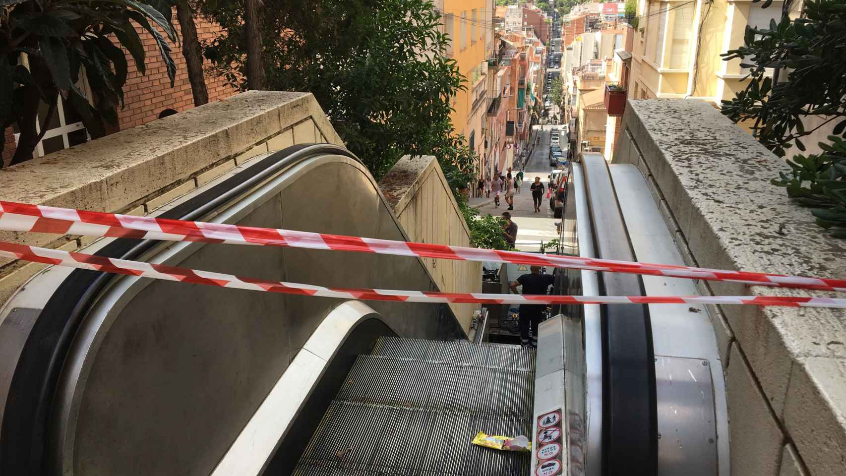 Escaleras automáticas de la Baixada de la Glòria fuera de servicio / METRÓPOLI