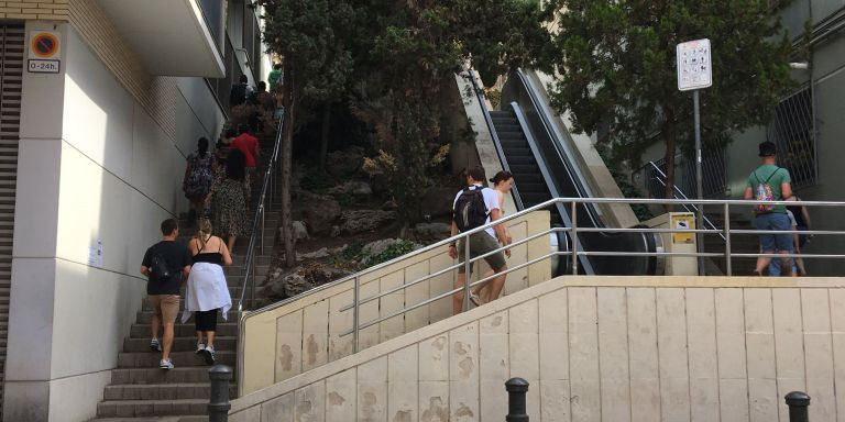 Vecinos y turistas evitan las escaleras automáticas por la avería / METRÓPOLI