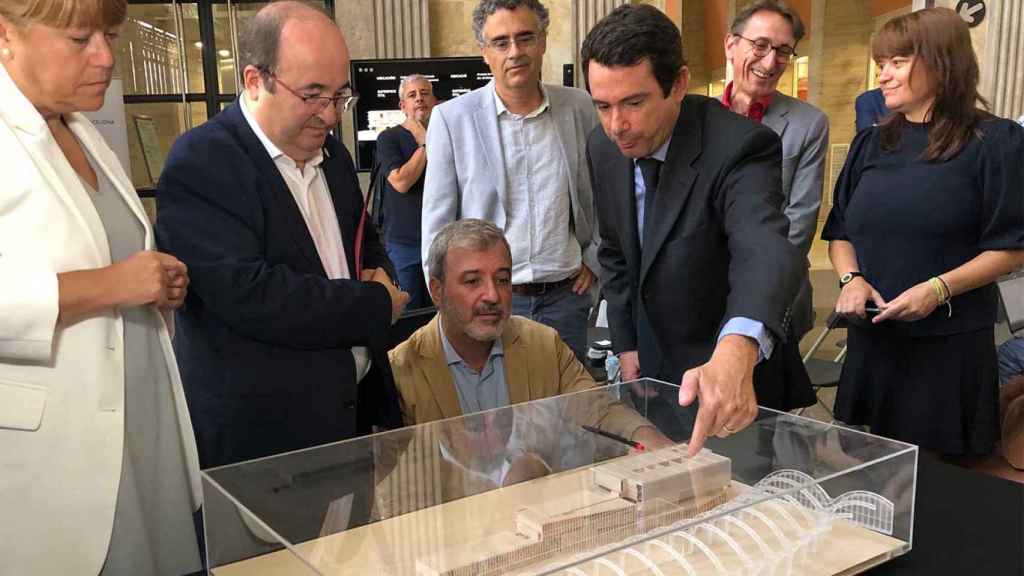 La consejera Natàlia Garriga, el ministro Iceta, el teniente de alcalde Jaume Collboni y el arquitecto Josep Maria Miró, junto a la maqueta de la Biblioteca de Barcelona / MA