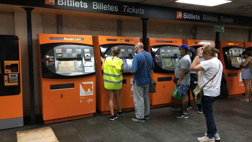 Usuarios de Rodalies esperan para obtener su billete recurrente / METRÓPOLI - RP