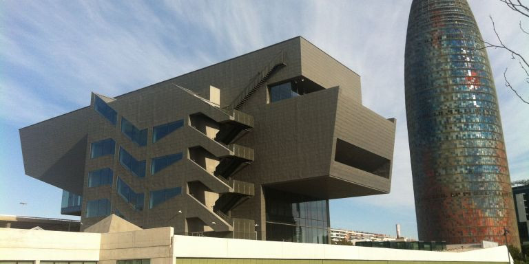 Vista del Museo del Diseño de Barcelona, eje de la séptima edición del festival lumínico Llum BCN / EFE