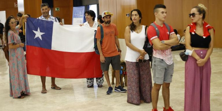 Chilenos afincados en España hacen cola para votar en Barcelona / EFE