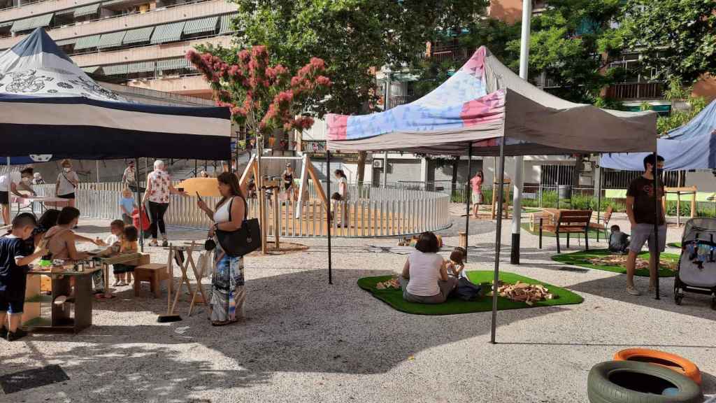 Niños de una ludoteca juegan en Sants-Montjuïc / AYUNTAMIENTO DE BARCELONA