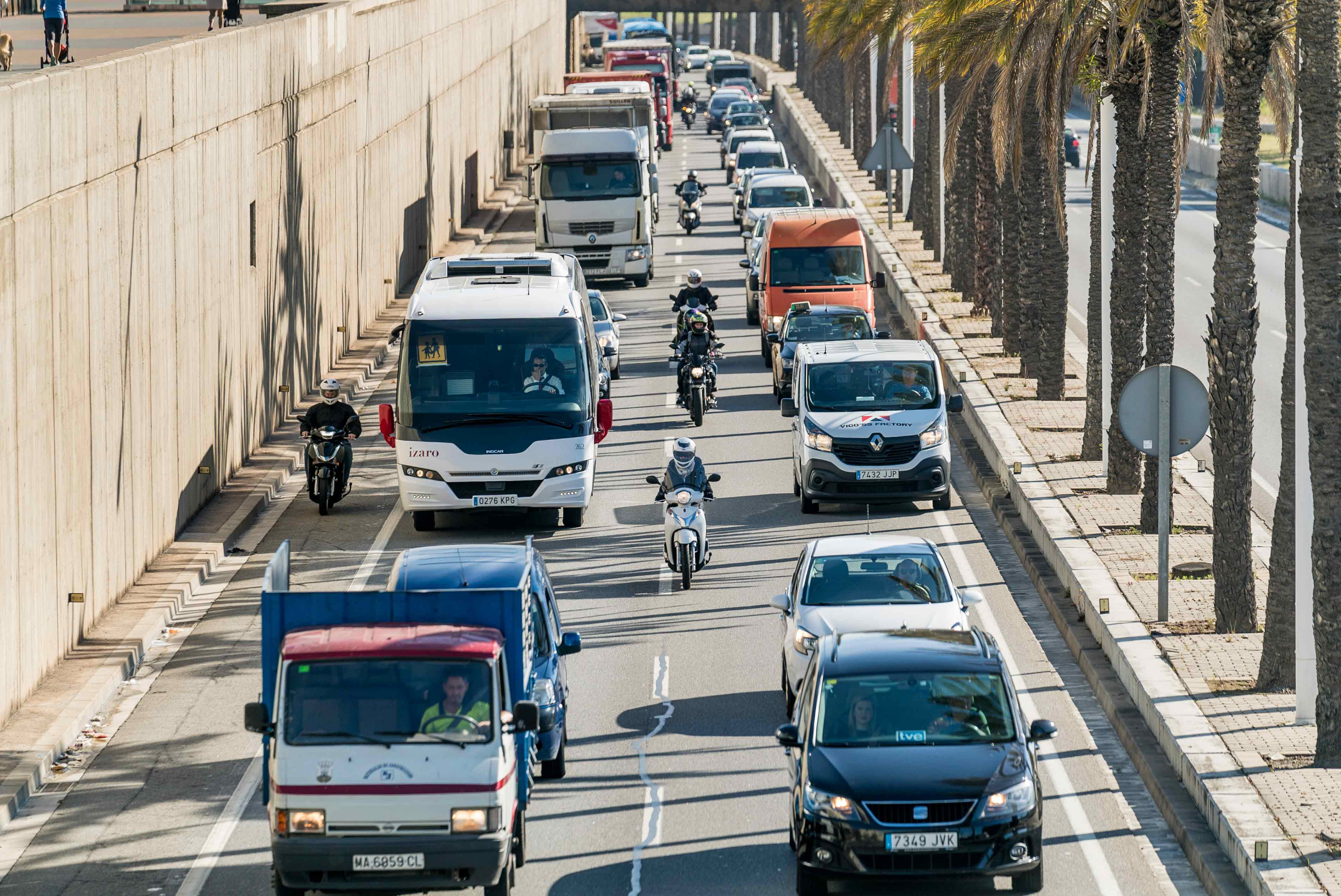 Tráfico de coches en la Ronda Litoral en una imagen de archivo / AJ BCN