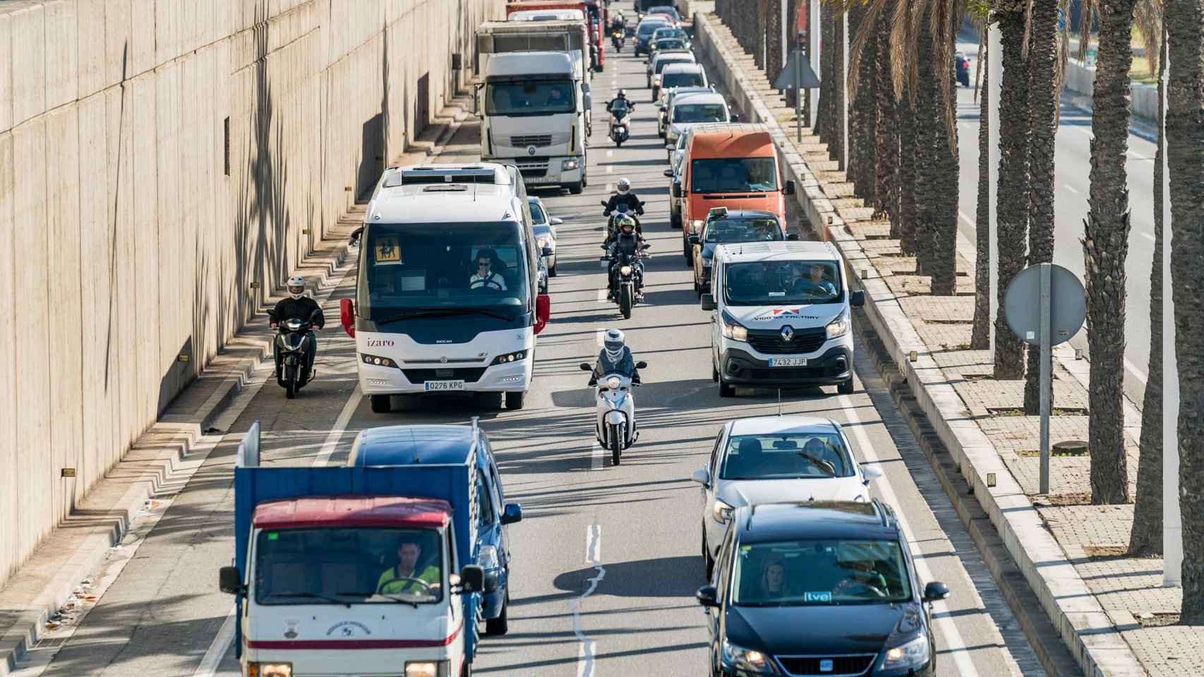 Tráfico de coches en la Ronda Litoral en una imagen de archivo / AJ BCN