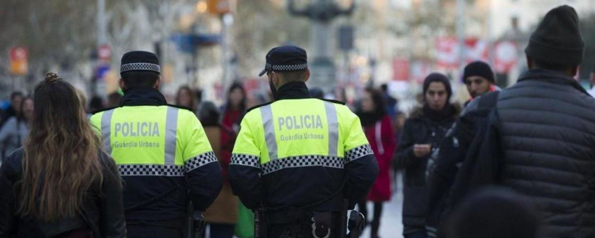 Agentes de la Guardia Urbana de Barcelona en una imagen de archivo / ARCHIVO