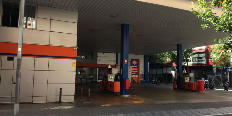 Gasolinera en la calle de Galileu con la calle de Caballero / METRÓPOLI - RP