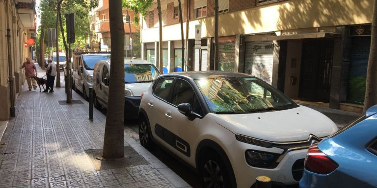 Turismos estacionados en la calle de Galileu / METRÓPOLI - RP