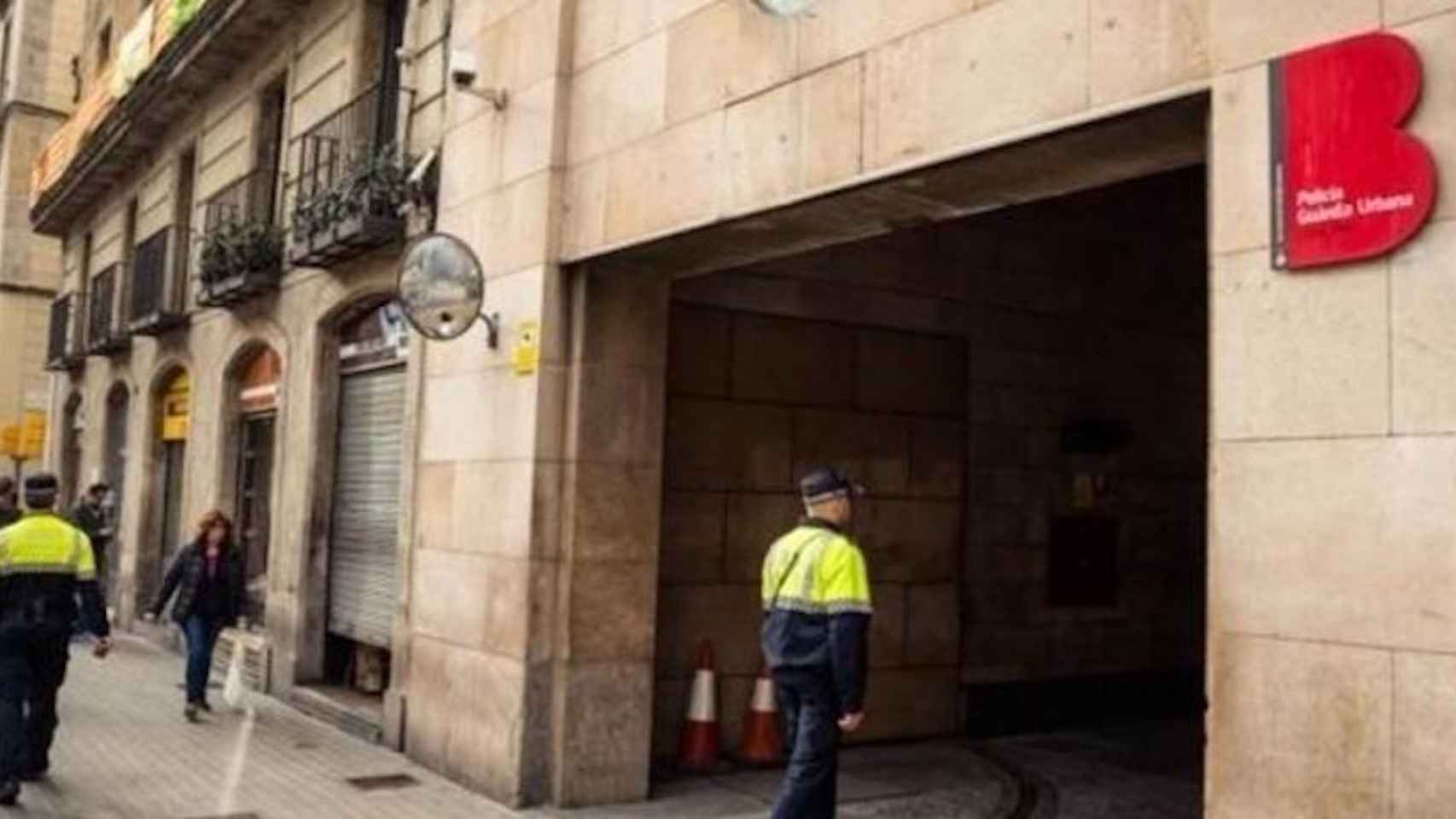 Agentes de la Guardia Urbana en la comisaría de la Rambla