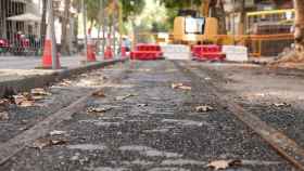 Las obras de la superilla en la calle Girona con los antiguos raíles que se descubrieron hace unas semanas / TWITTER