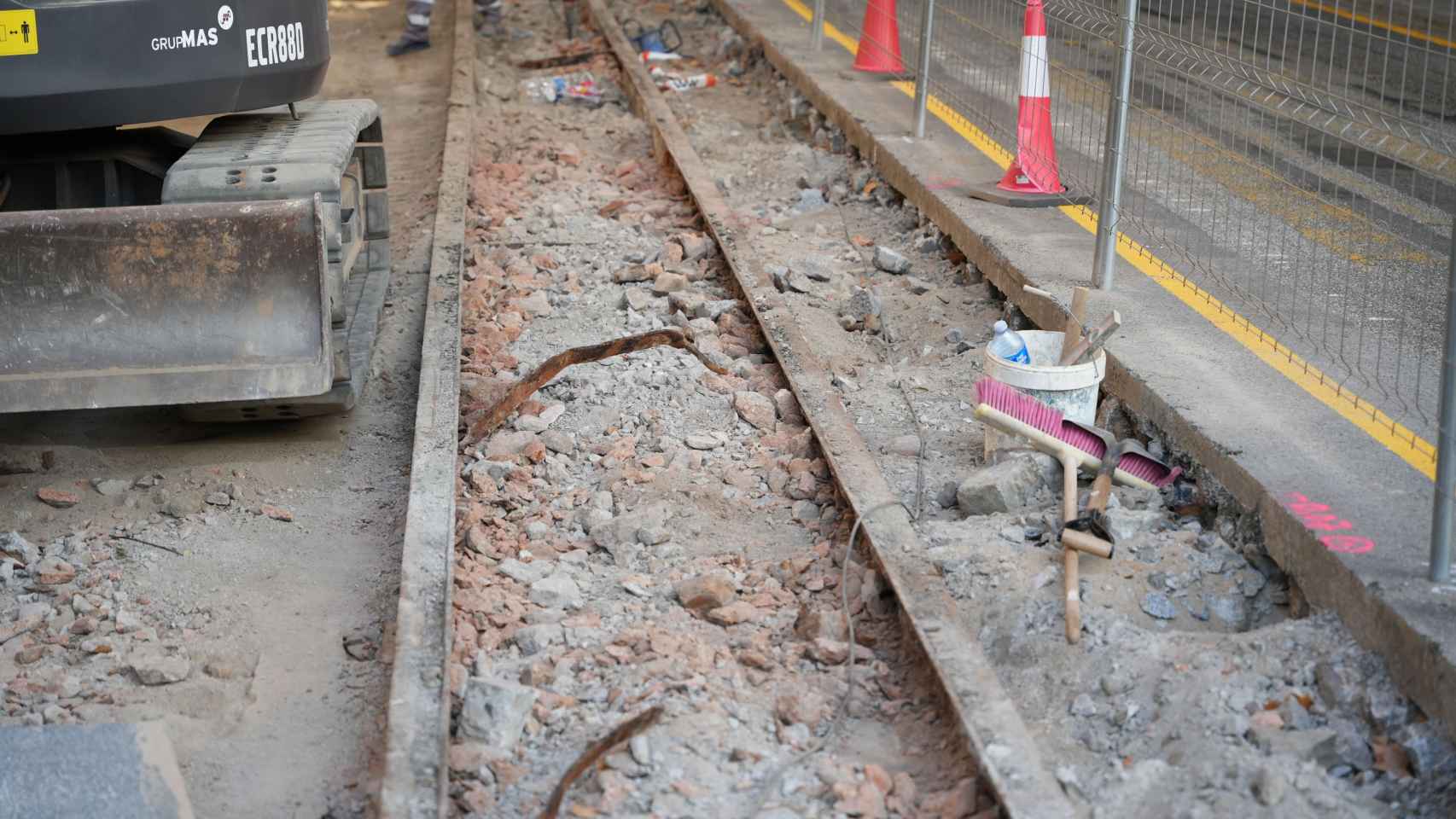 Las obras de la superilla en la calle Girona con los antiguos raíles / LUIS MIGUEL AÑÓN (MA)