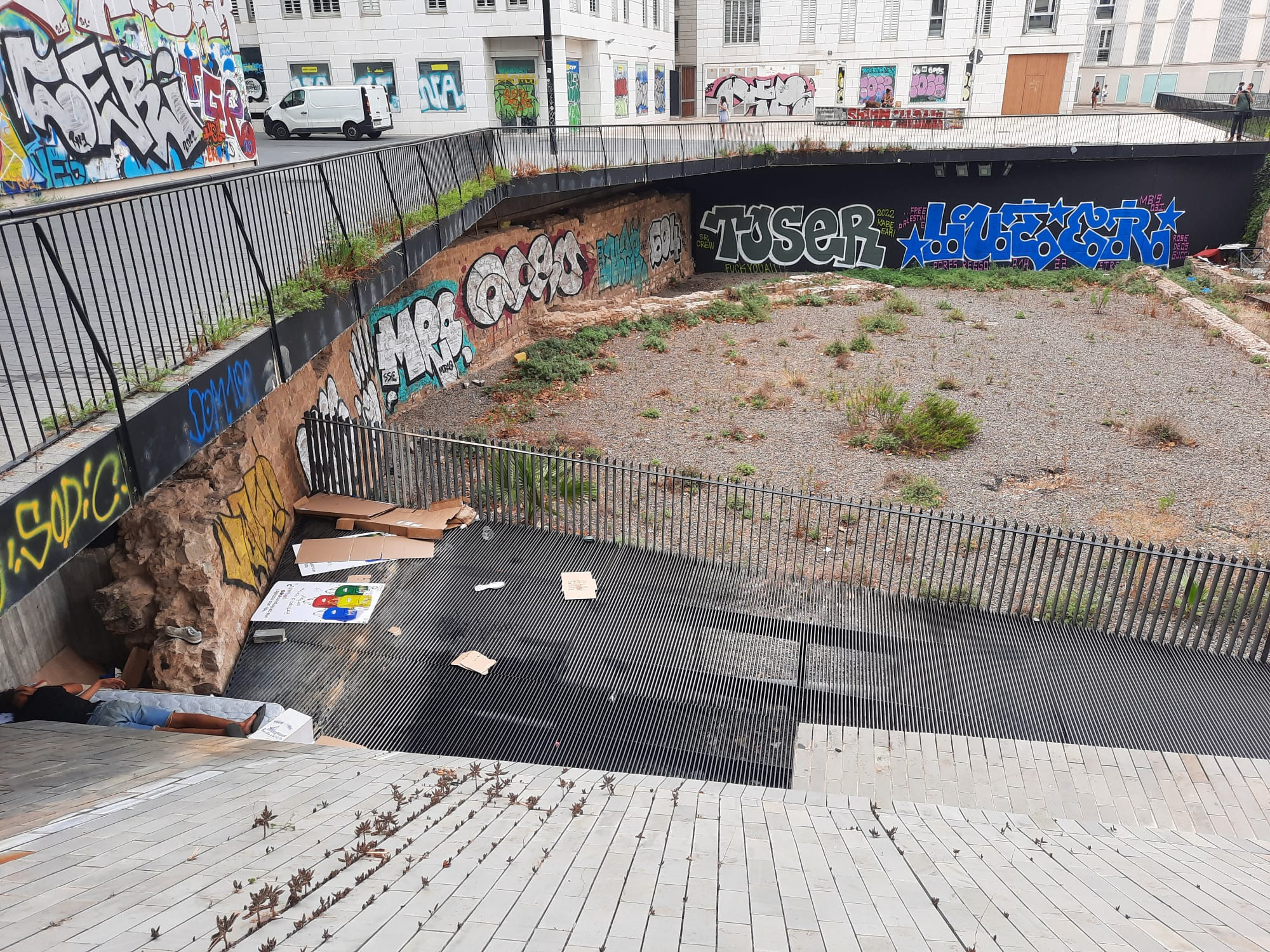 El Baluard del Migdia de Barcelona, lleno de graffitis, suciedad y hierbajos / CEDIDA