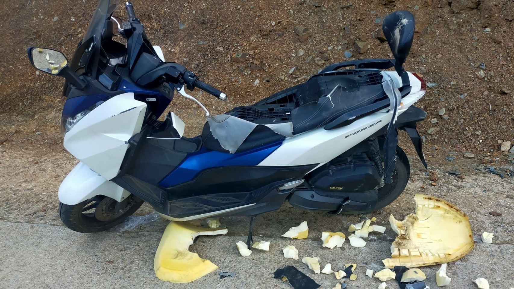 La moto destrozada por un jabalí / TWITTER