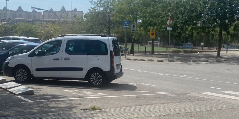 Vehículos estacionados en la calle de Martí i Franqués, delante de la puerta que se reabrirá / CEDIDA