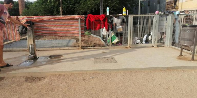 La fuente para perros del parque se ha convertido en ducha lavadero y tendedero / CEDIDA