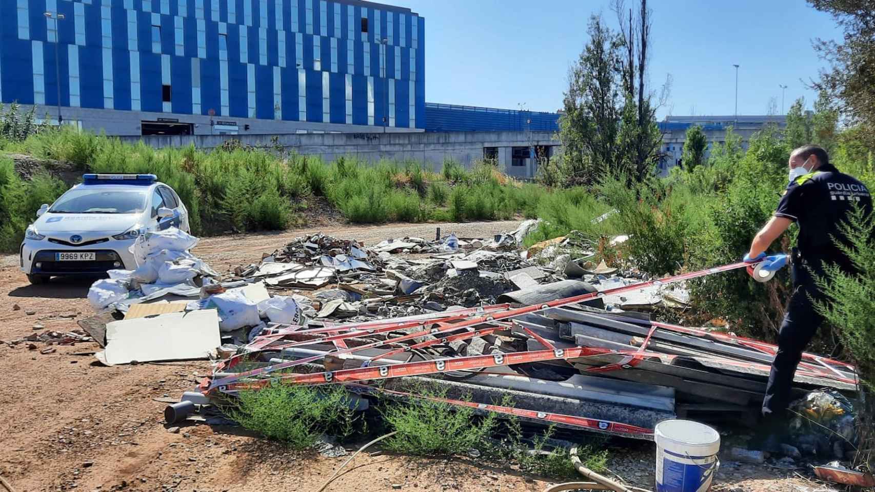 La Guardia Urbana precinta el vertedero de amianto en Sant Andreu / TWITTER GUARDIA URBANA