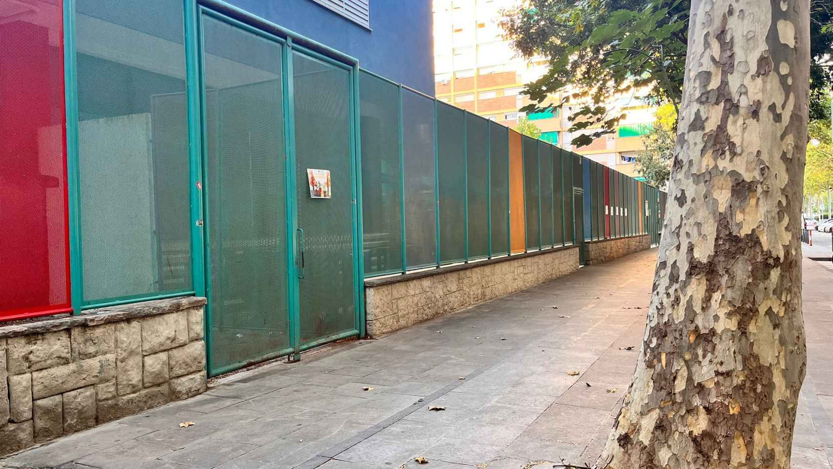 La puerta del colegio Els Porxos de Sant Martí donde asesinaron a un hombre / ÁNGELA VÁZQUEZ