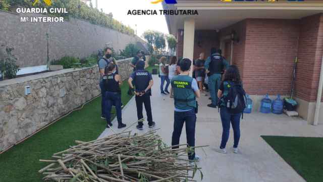 Agentes de la Guardia Civil durante el operativo contra la banda que venía gas de forma ilegal / GUARDIA CIVIL