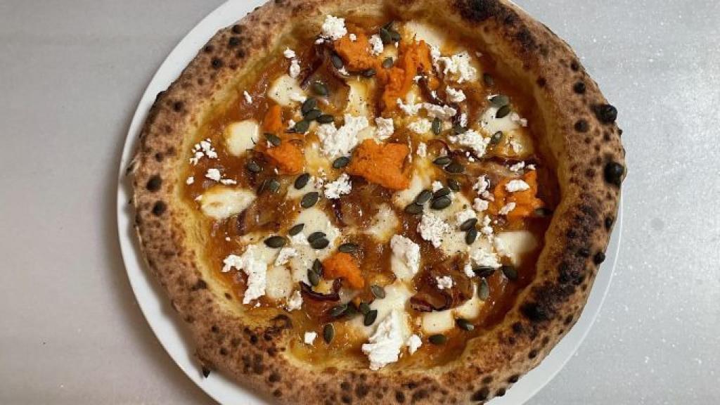 Pizza con crema de calabaza asada, boniato, mozzarella, panceta curada y ricota de cabra de Sartoria Panatieri