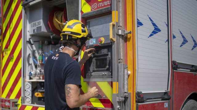 Efectivo de los bomberos junto a un camión se prepara para acudir a un incendio / EUROPA PRESS