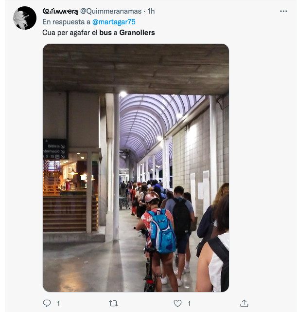 Colas para coger el bus en Granollers / TWITTER