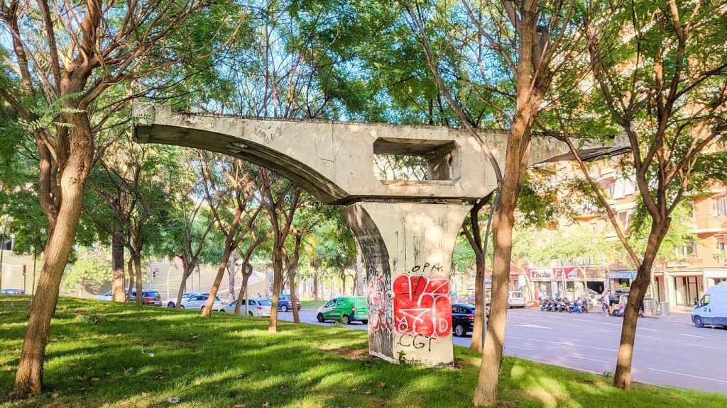 El pilar que queda del antiguo viaducto del Guinardó / INMA SANTOS HERRERA