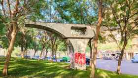 El pilar que queda del antiguo viaducto del Guinardó / INMA SANTOS HERRERA