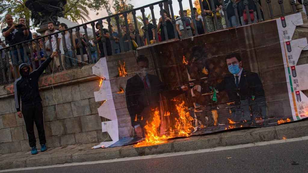 Queman una foto de Aragonès y Sánchez en la manifestación de la izquierda independentista por la Diada 2022 en Barcelona / EUROPA PRESS