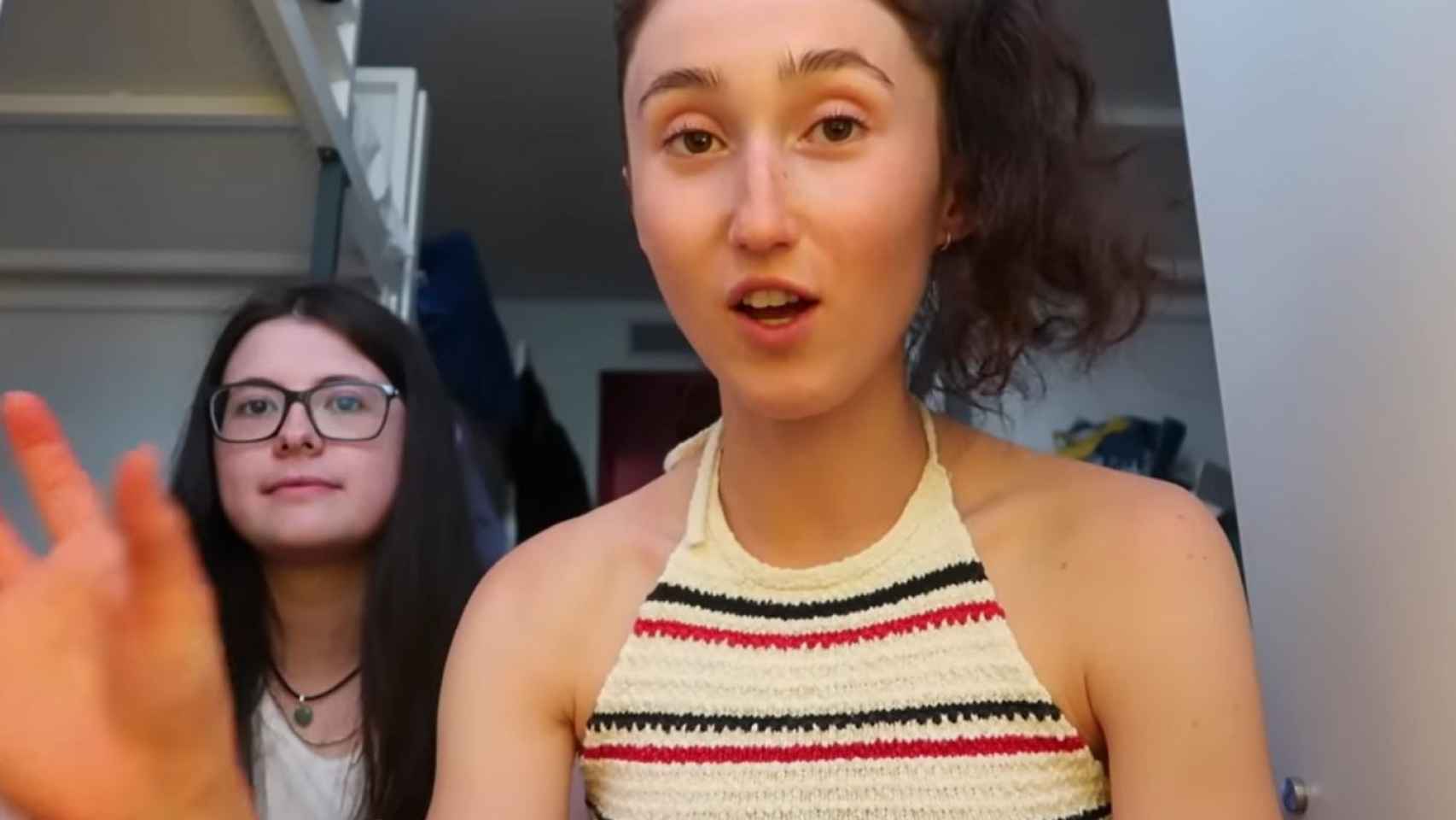 Fotograma del vídeo en el que la 'youtuber' británica Holly Gabrielle relata el robo