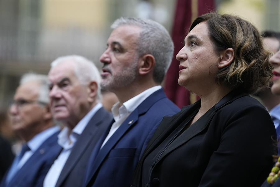 Ada Colau, en la ofrenda Floral junto a Jaume Collboni y Ernest Maragall / EFE - ALEJANDRO GARCÍA