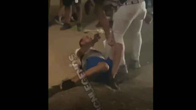 Fotograma de la pelea captada en vídeo en las fiestas de Horta en Barcelona