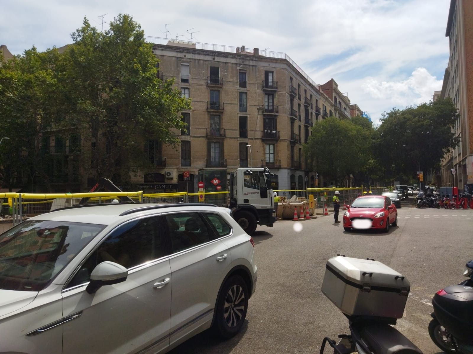 Coches en la 'superilla' en Consell de Cent con Girona / METRÓPOLI - JS