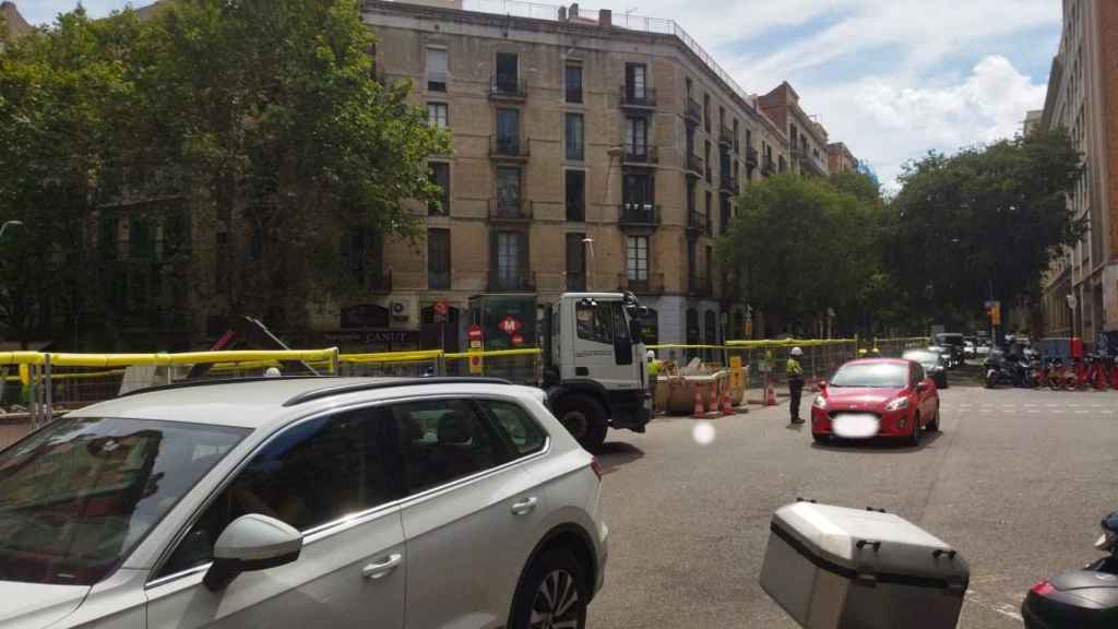 Coches en la 'superilla' en Consell de Cent con Girona / METRÓPOLI - JS