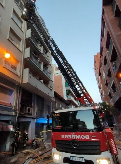 Un camión de bomberos en el incendio del local de bicitaxis / TWITTER BOMBERS